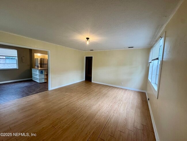 Photo - 2649 Lake Shore Blvd