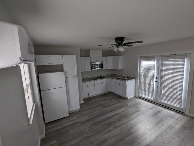 Building Photo - 829 E Cypress St Rental