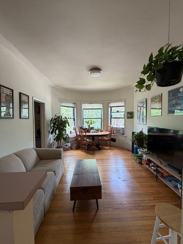 Building Photo - 923 W Waveland Ave Unit 2D