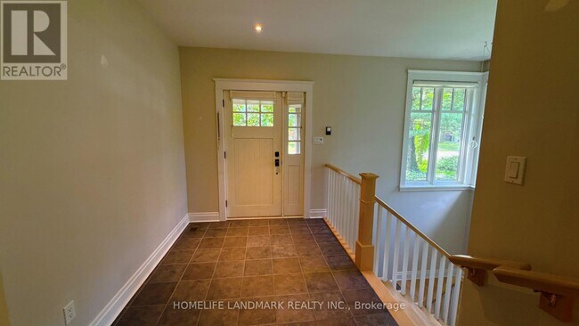 Photo - 2062 Glenforest Crescent