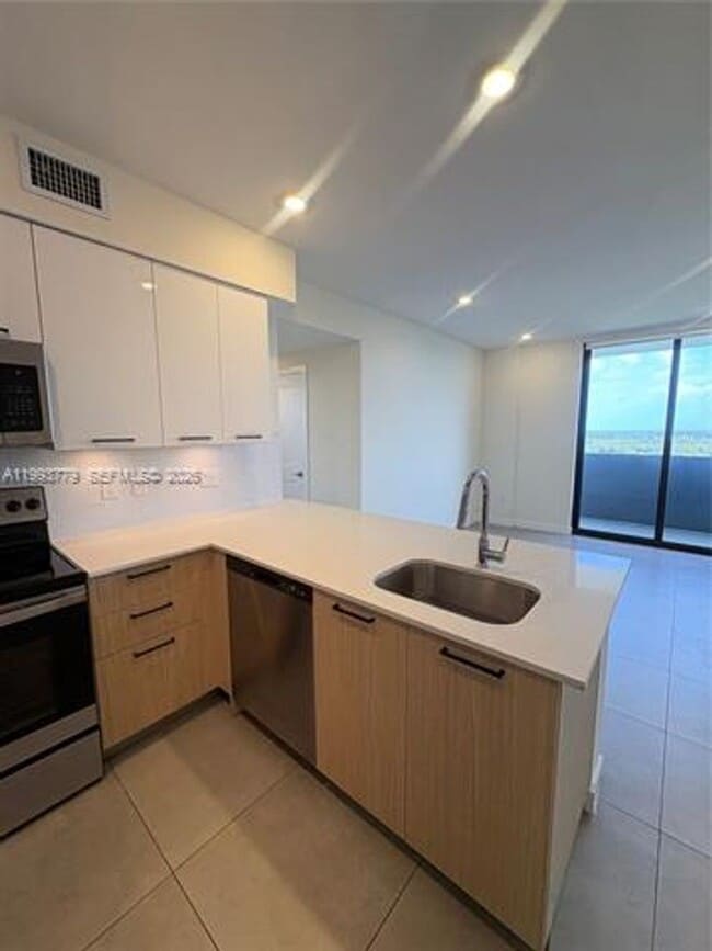 Photo - 16395 Biscayne Blvd Unit 16395 Biscayne Blvd # 2010