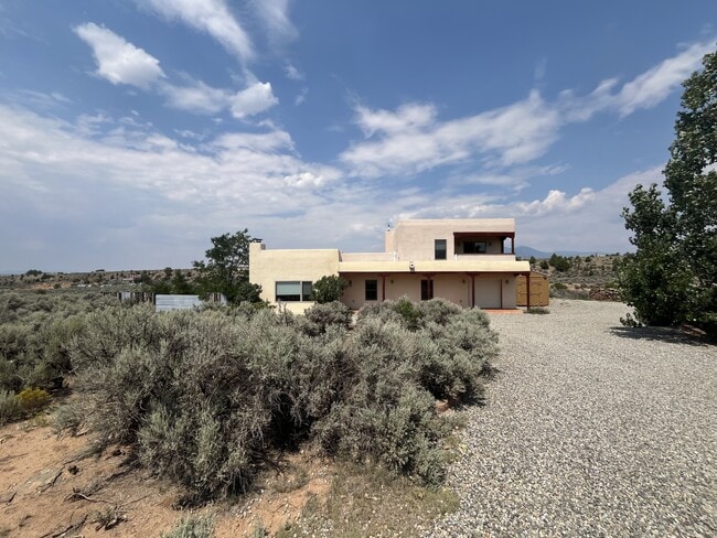 Building Photo - 70 Camino de los Arroyos Rental