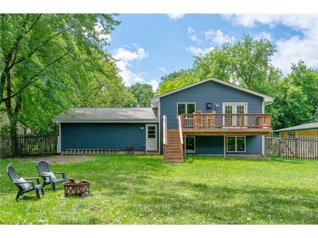 Photo - 540 Orchid Ln N