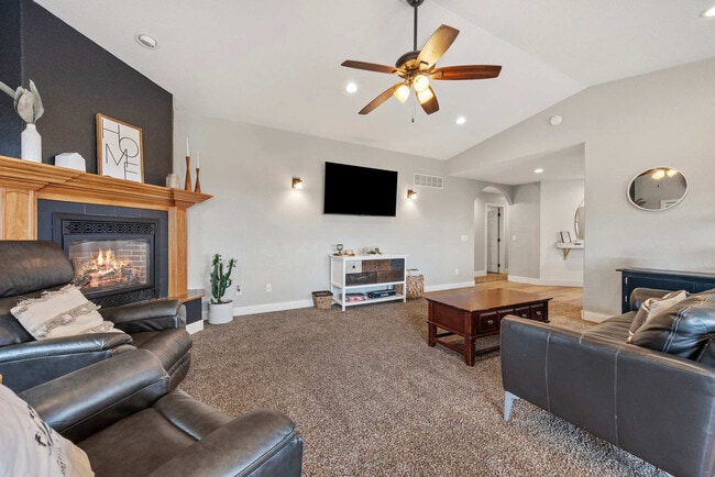 Building Photo - 3213 Hemlock Ct