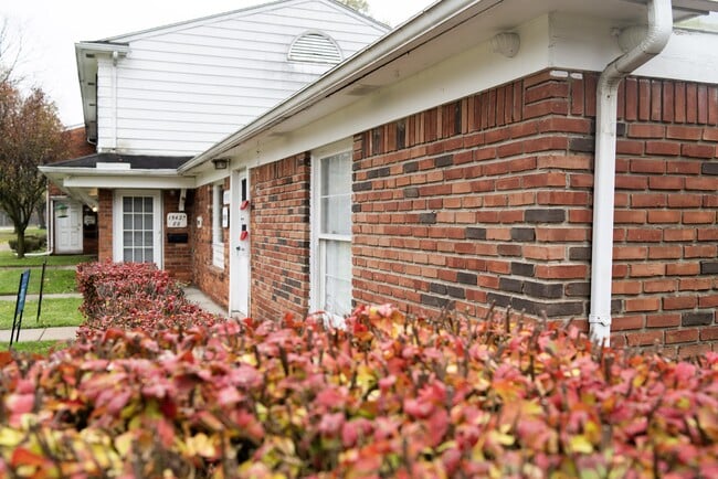 Building Photo - Willow Creek Apartments