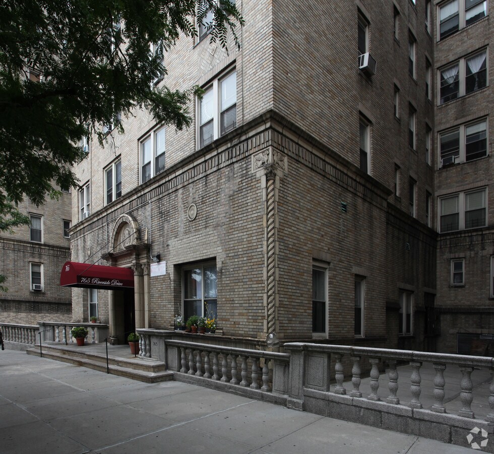 765 Riverside Dr - 765 Riverside Dr