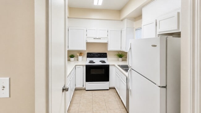 Building Photo - 3100 Walnut Bend Ln Unit 319