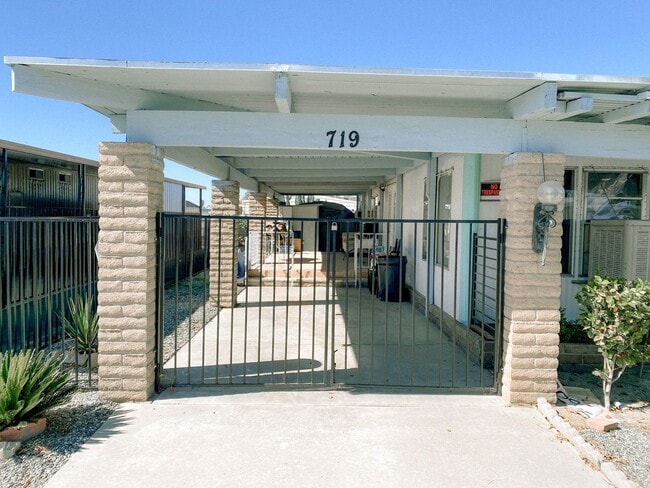 Photo - 719 S Lyon Ave