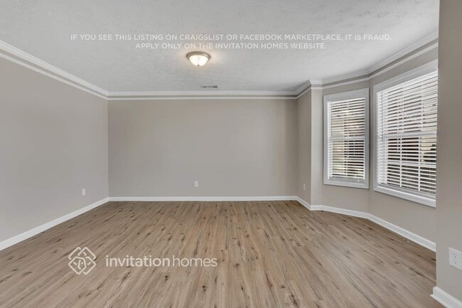 Photo - 729 Coach Way