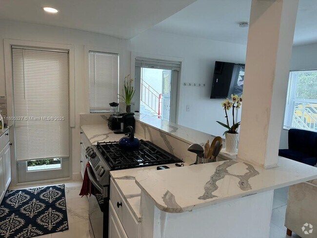 Building Photo - 1234 Euclid Ave Unit 1 Rental