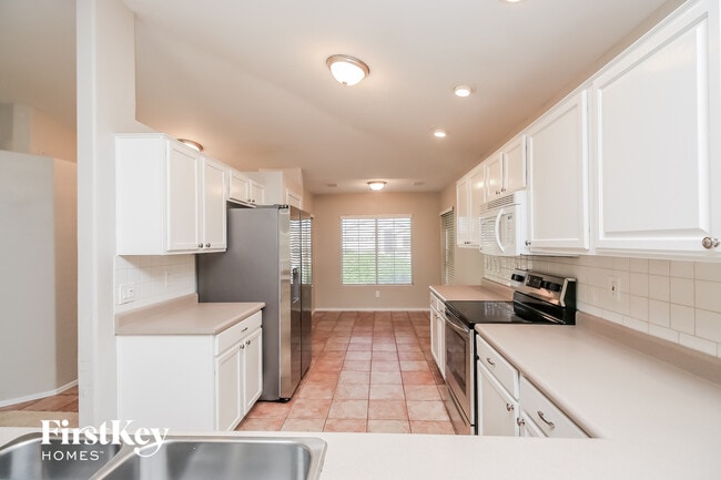 Photo - 701 E Cantebria Dr