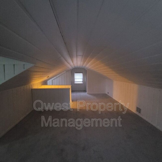 Photo - 864 Emerald Ave NE