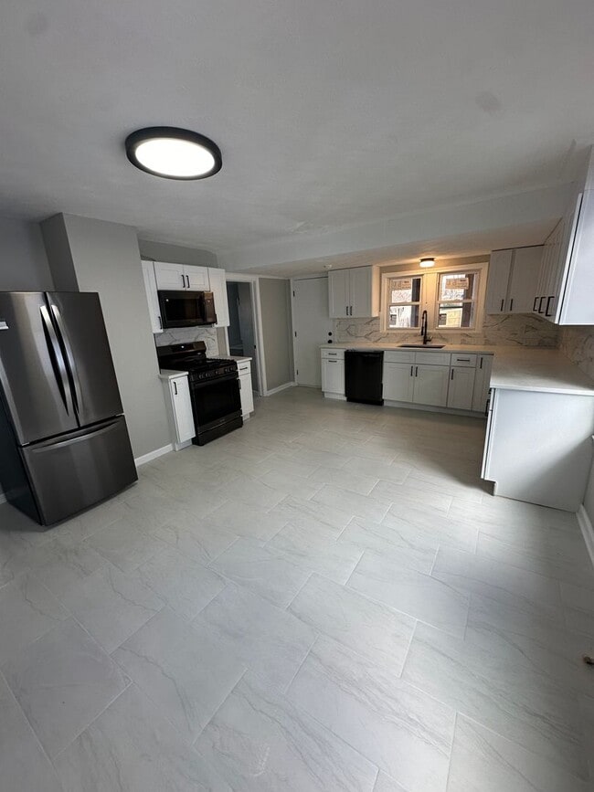 Building Photo - 177 Hart St Unit 2