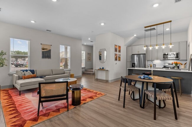 Spacious Towne Interiors - Heartsease at Calabash