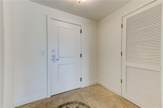 3338 Peachtree Rd Unidad 2006