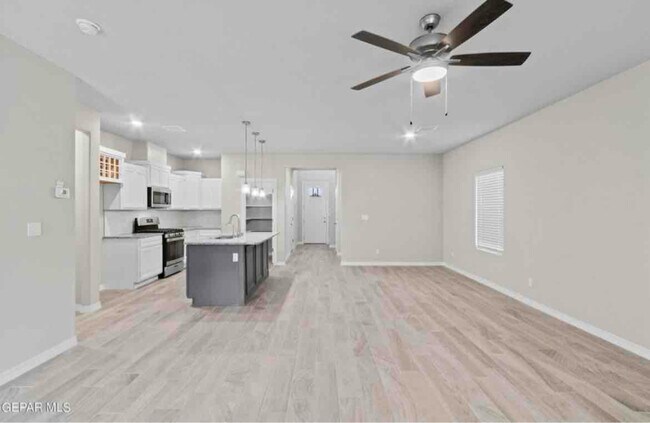 Photo - 273 Farnborough St