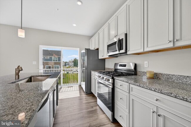 Photo - 10898 Drummond Pl