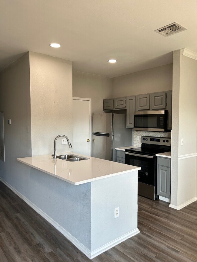 Photo - Updated 2 Bed/2 Bath North Austin Condo with Rare Greenbelt Views Unidad 277