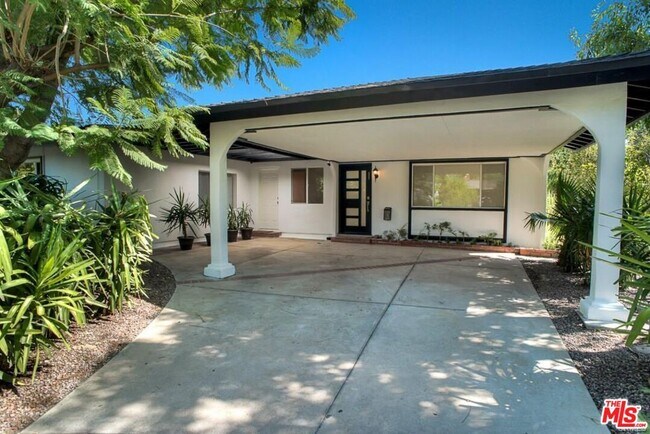 Photo - 23744 Hartland St Casa