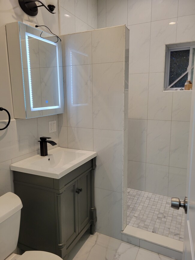 Bath - 8536 102nd St Unit 1
