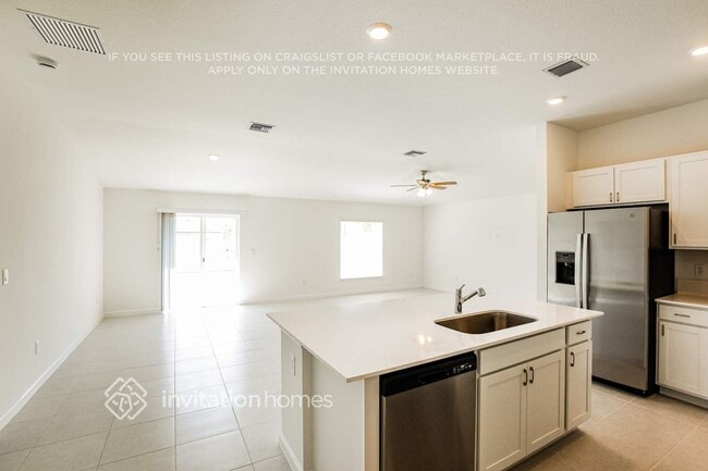 Photo - 738 Carlyle Wy