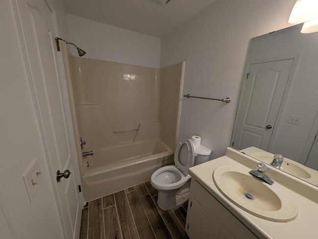 Photo - 408 S Woodburn Dr