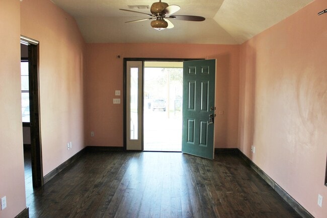 Photo - 1004 E Main St