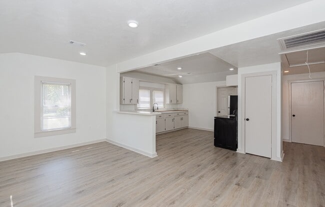 Photo - 108 Lostracco St