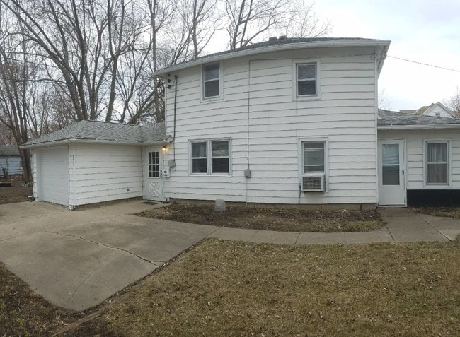 Photo - 106 Block St