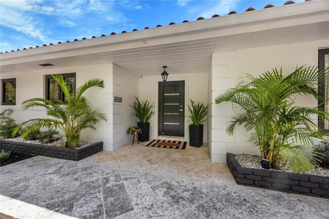 2325 Alhambra Cir