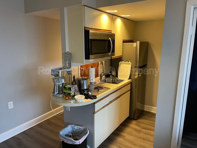 Building Photo - 60 Strawberry Hill Ave Unit 907