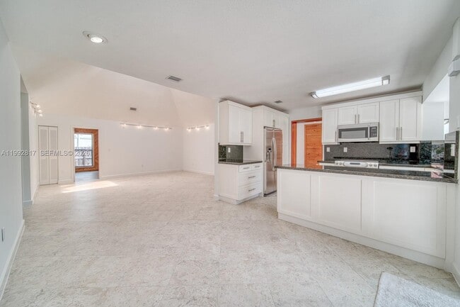 Building Photo - 7320 SW 100th Ct