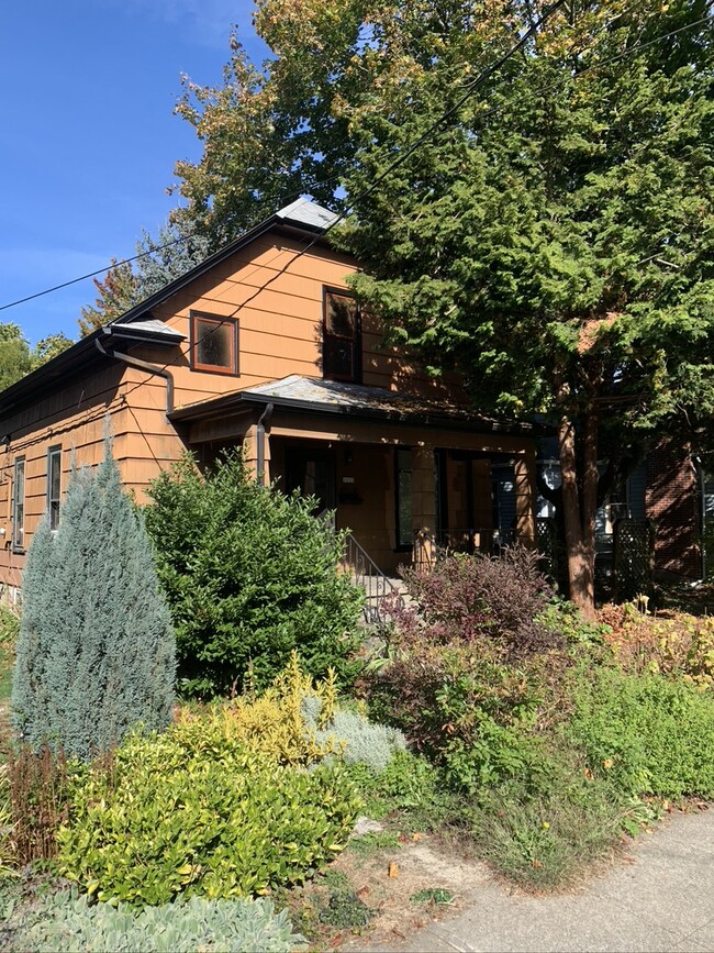 Front Exterior. - 1023 SE Bidwell St House