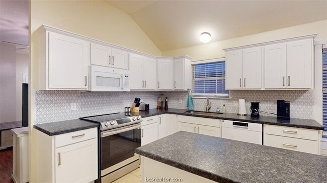 Photo - 810 Camellia Ct