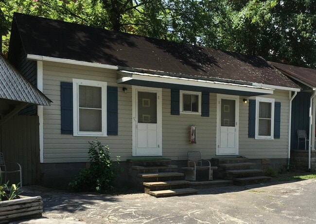 Building Photo - 111 Woliss Ln Unit Sam Grisham