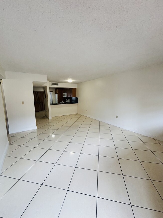 Living / Dining area - 1331 W 51st Pl Unit 1331
