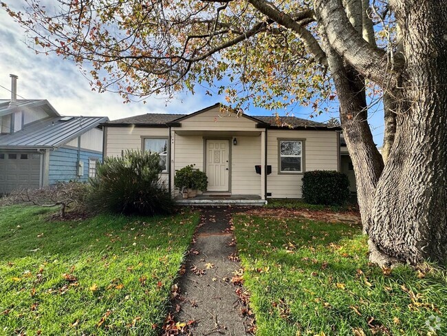 Building Photo - Charming 2 Bedroom 1 Bath home Located on ...