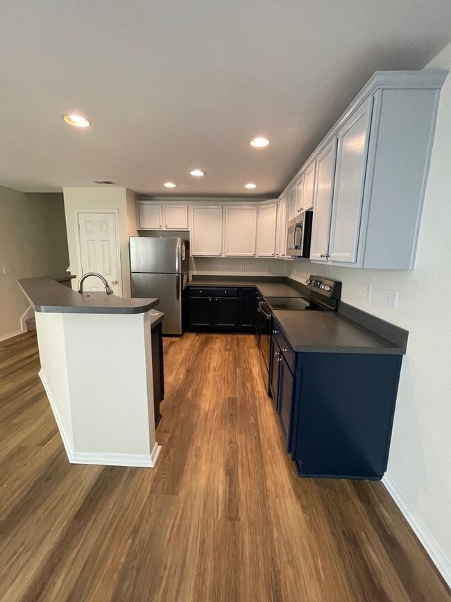 Photo - 4 BEDROOM IN GODLEY PARK- POOLER