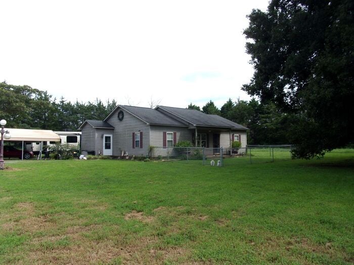 Off McConnells Hwy - 3 Bedroom 2 Bath Home - Off McConnells Hwy - 3 Bedroom 2 Bath Home