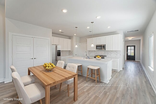 Photo - 10627 Whitejacket