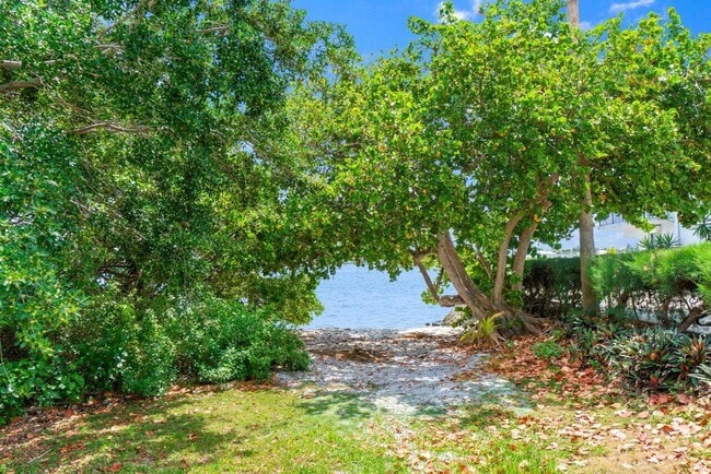 Photo - 211 Sunrise Ave