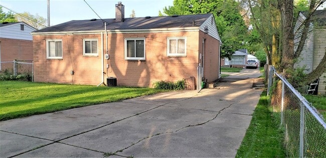 Building Photo - 640 Calder Ave