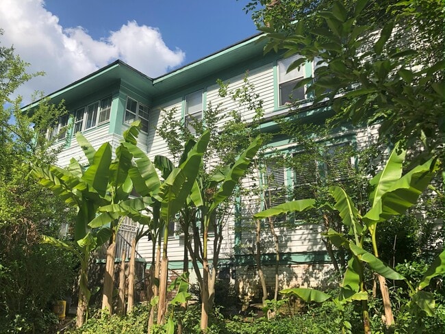 Building Photo - 841 Vedado Way NE