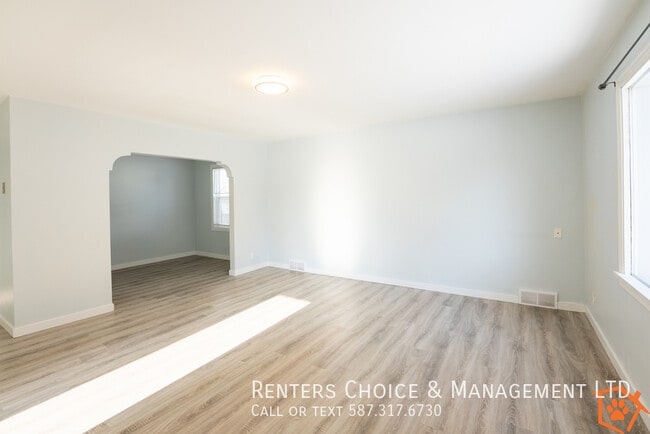 Building Photo - Pet Friendly Main Floor Suite with Garage