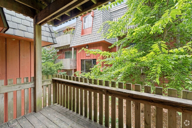 2BR, 1BA - 875SF - Balcony
