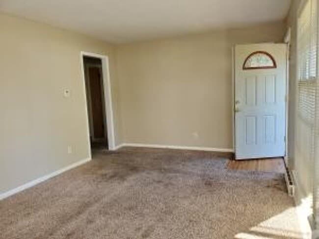 Building Photo - 3 Bedroom / 2 Bath House