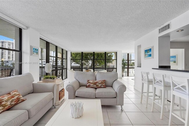 Photo - 1000 Parkview Dr Unit 221