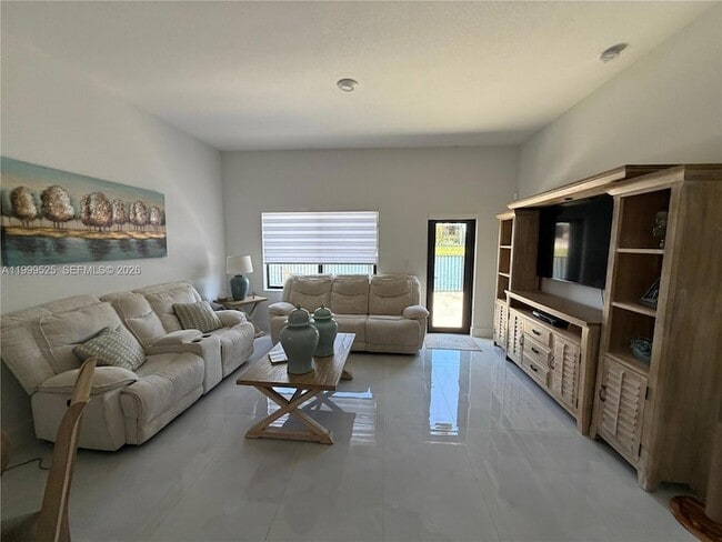 Building Photo - 2481 NE 2nd Dr