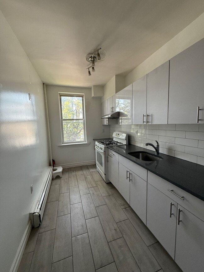 Building Photo - 570 W Side Ave Unit 2FL