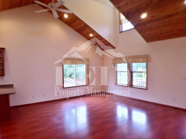 Photo - Charming 1 Bedroom Home with Spacious Loft/Bonus Room and Mountain Views